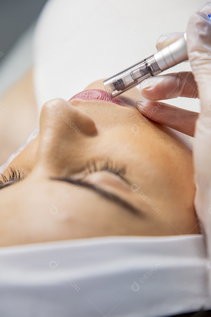 Jovem recebendo procedimentos estéticos em clínica