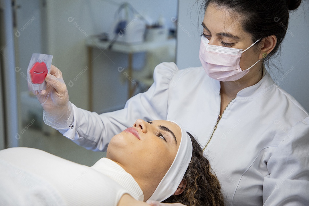 Jovem recebendo procedimentos estéticos em clínica