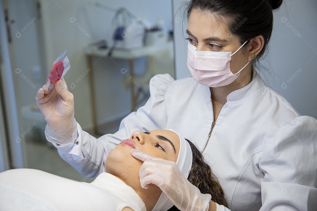 Jovem recebendo procedimentos estéticos em clínica