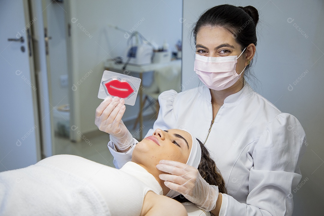 Jovem recebendo procedimentos estéticos em clínica