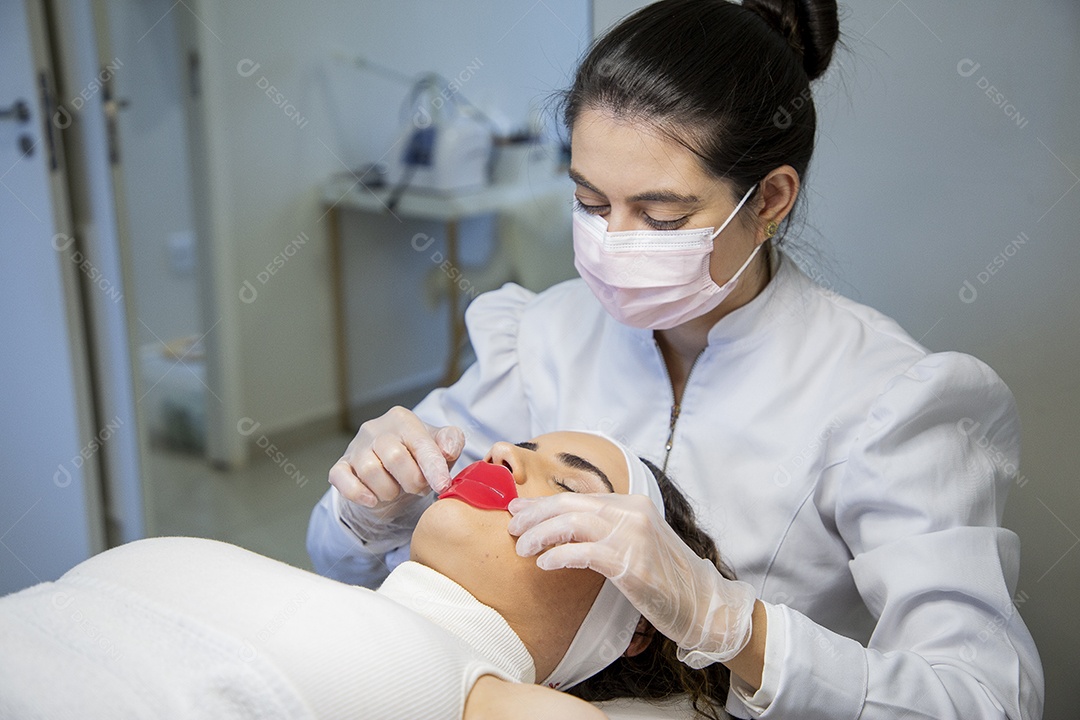 Jovem recebendo procedimentos estéticos em clínica