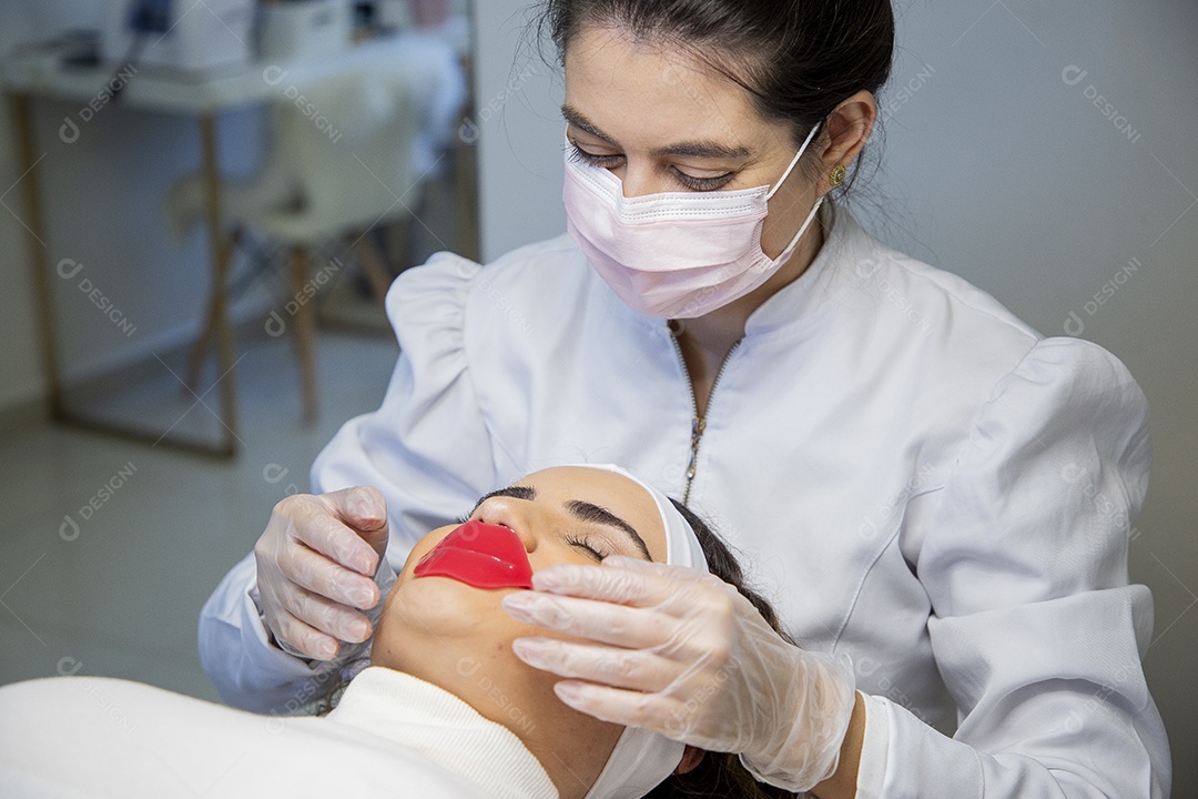 Jovem recebendo procedimentos estéticos em clínica