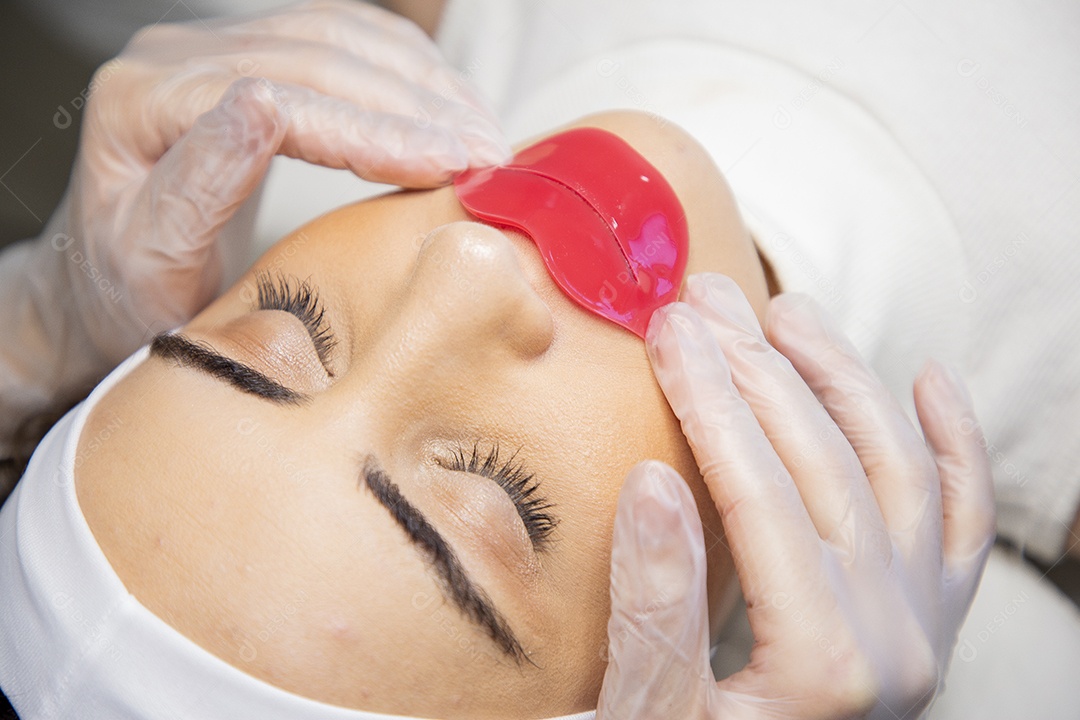 Jovem recebendo procedimentos estéticos em clínica