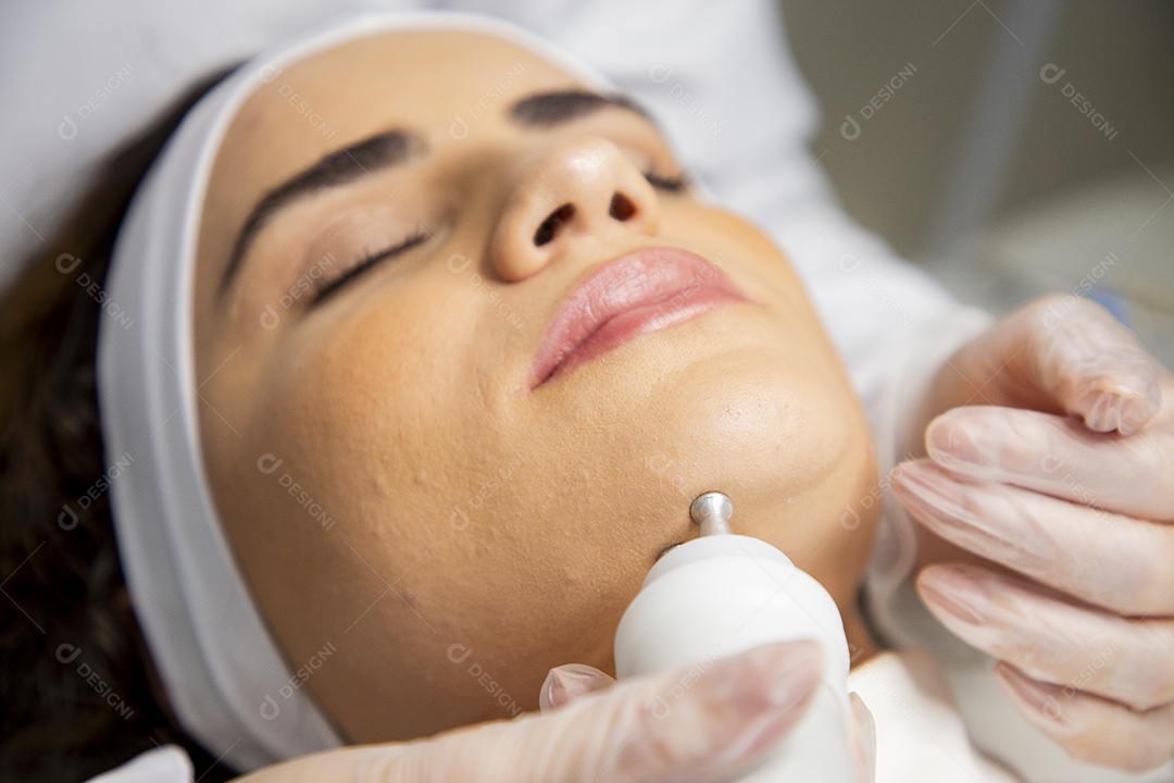 Mulher realizando procedimentos estéticos