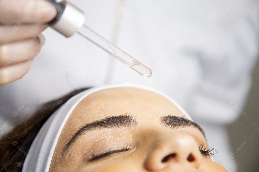 Mulher realizando procedimentos estéticos