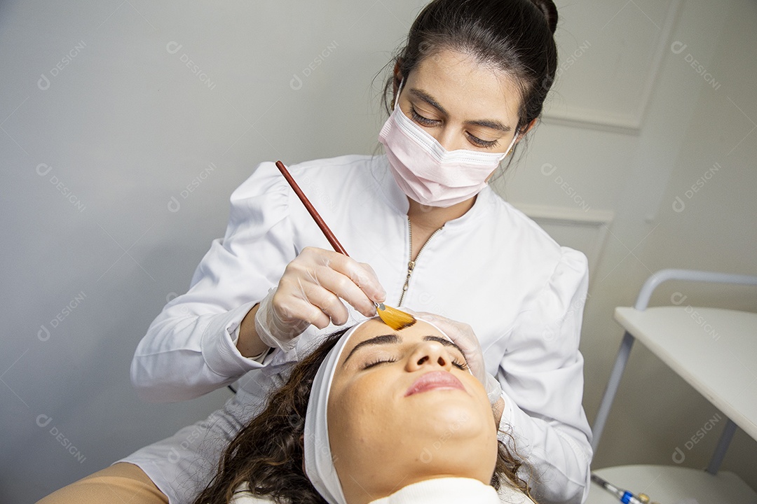 Mulher realizando procedimentos estéticos