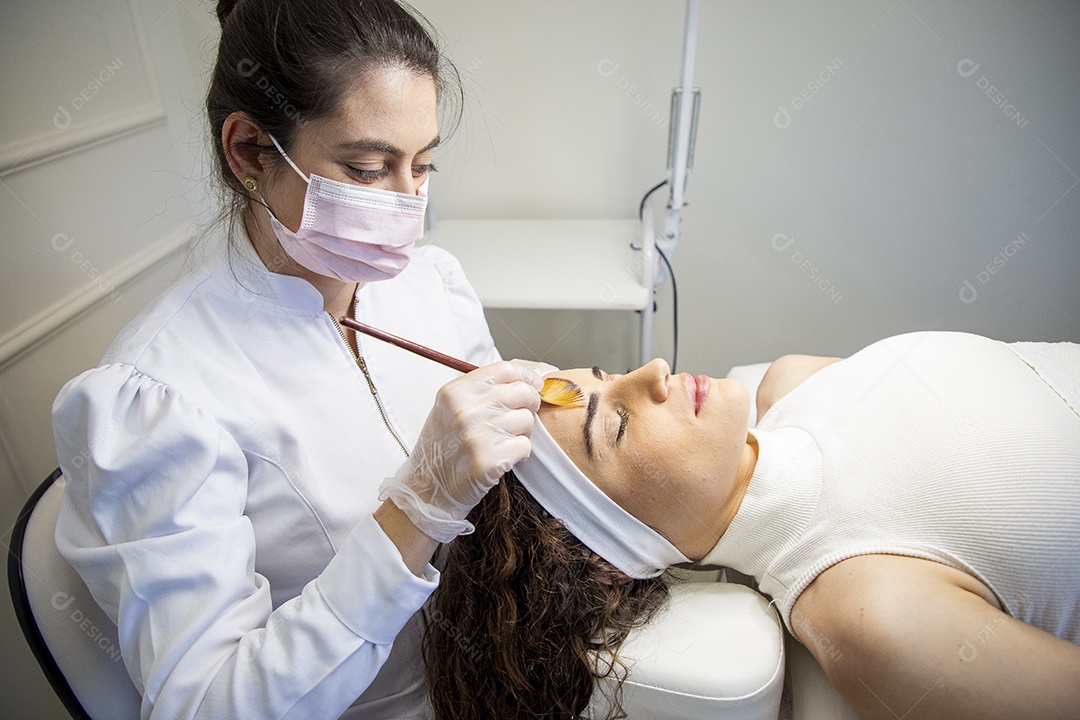 Mulher realizando procedimentos estéticos