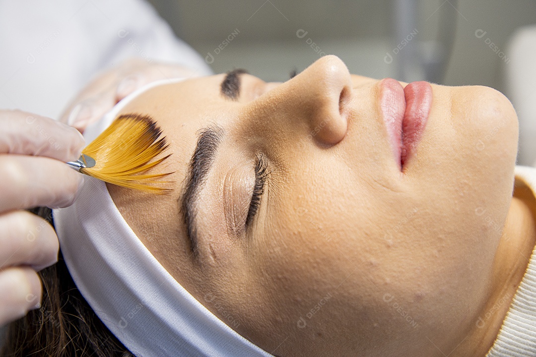 Mulher realizando procedimentos estéticos