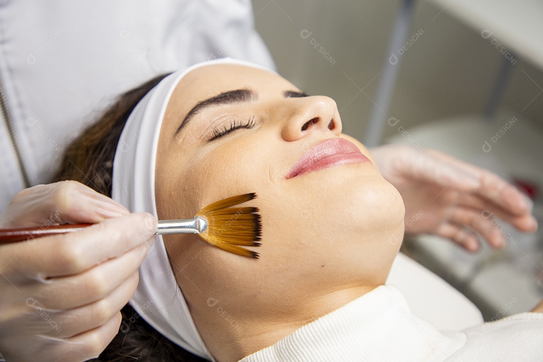 Mulher realizando procedimentos estéticos