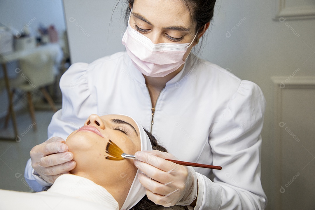 Mulher realizando procedimentos estéticos