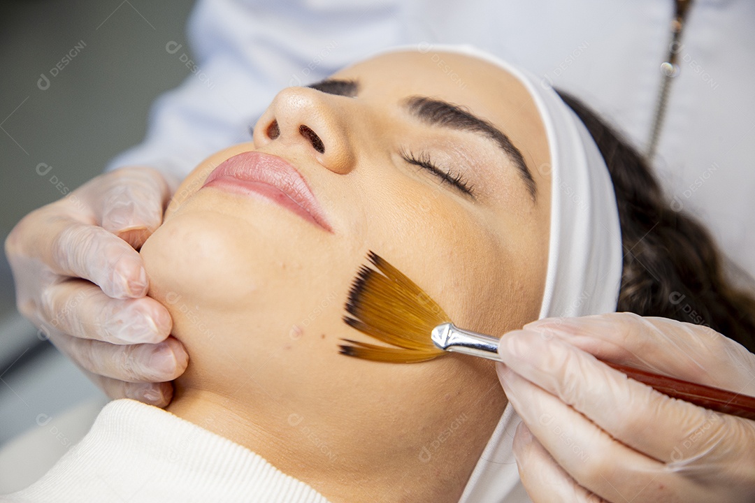 Mulher realizando procedimentos estéticos