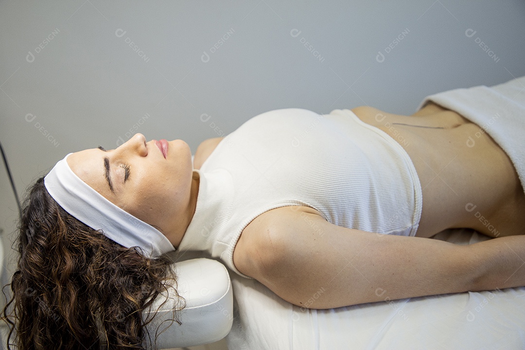 Mulher realizando procedimentos estéticos