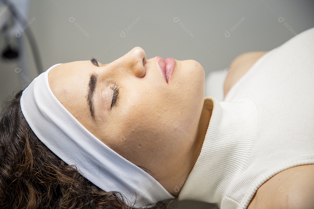 Mulher realizando procedimentos estéticos