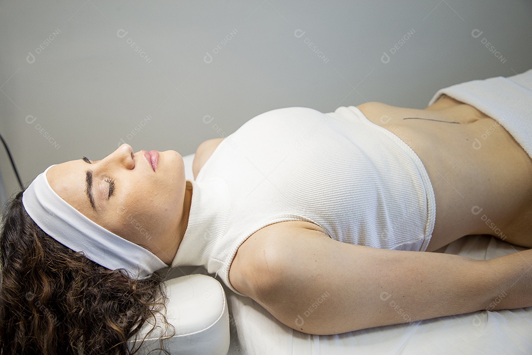 Mulher realizando procedimentos estéticos