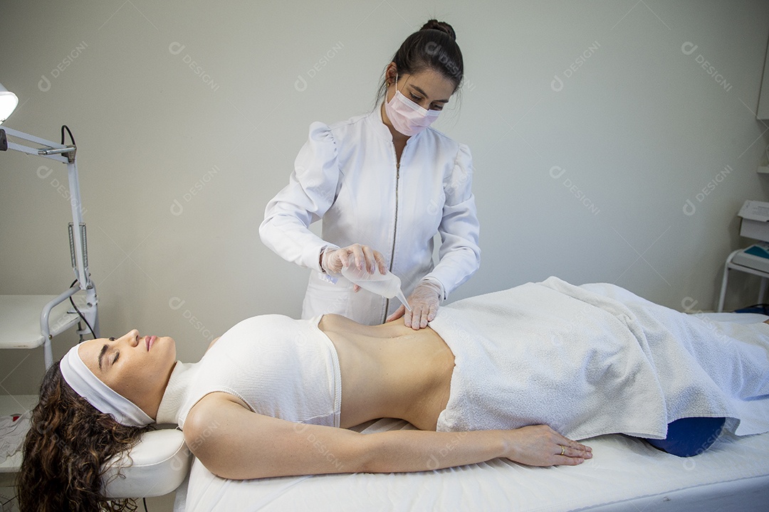 Mulher realizando procedimentos estéticos