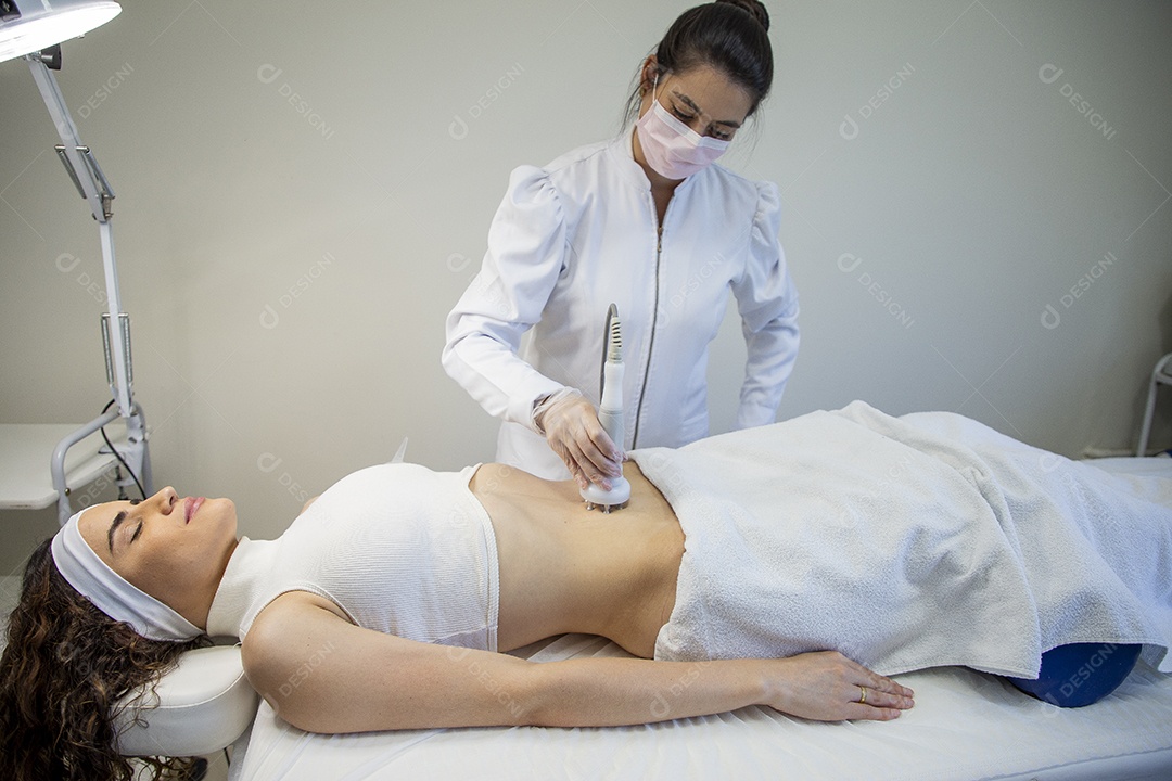 Mulher realizando procedimentos estéticos