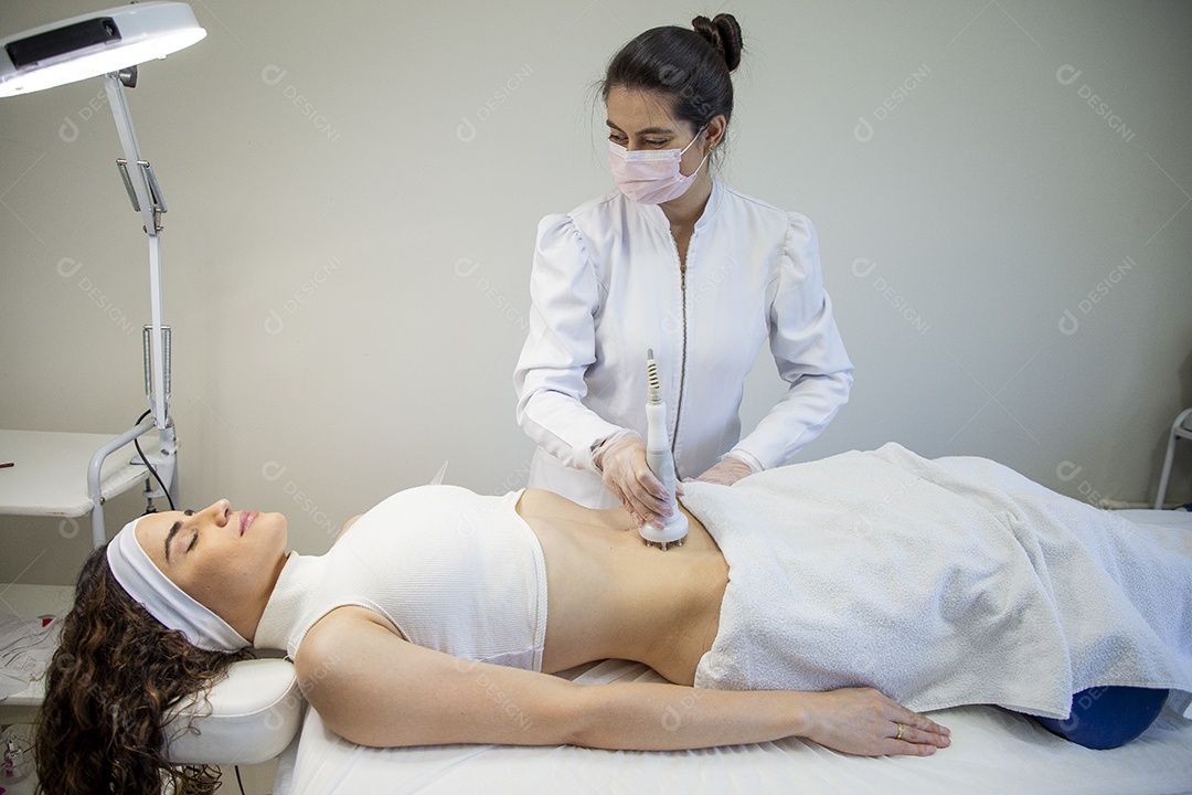 Mulher realizando procedimentos estéticos