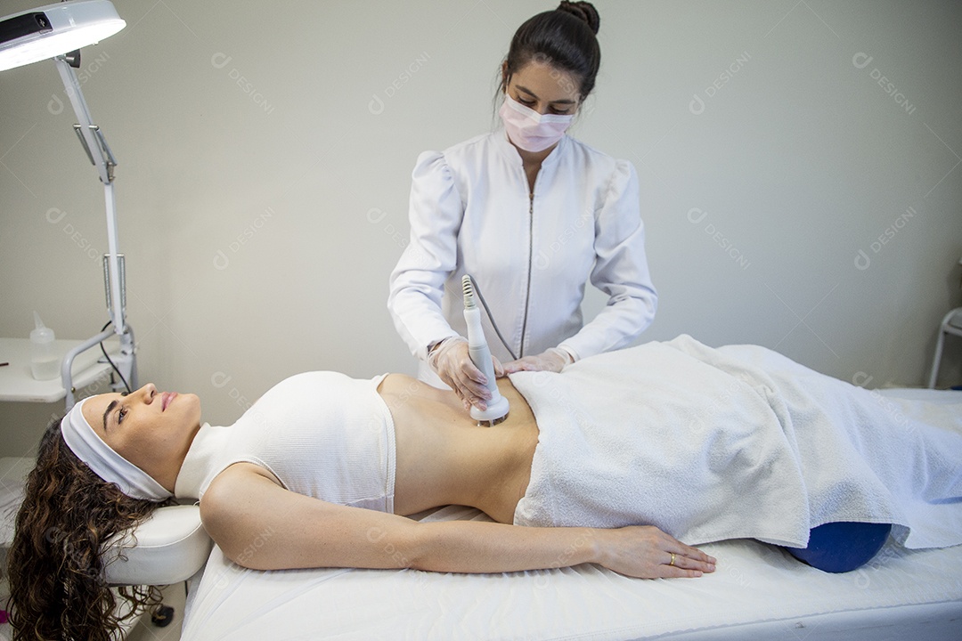 Mulher realizando procedimentos estéticos