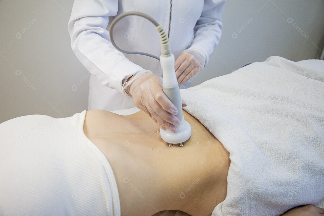 Mulher realizando procedimentos estéticos