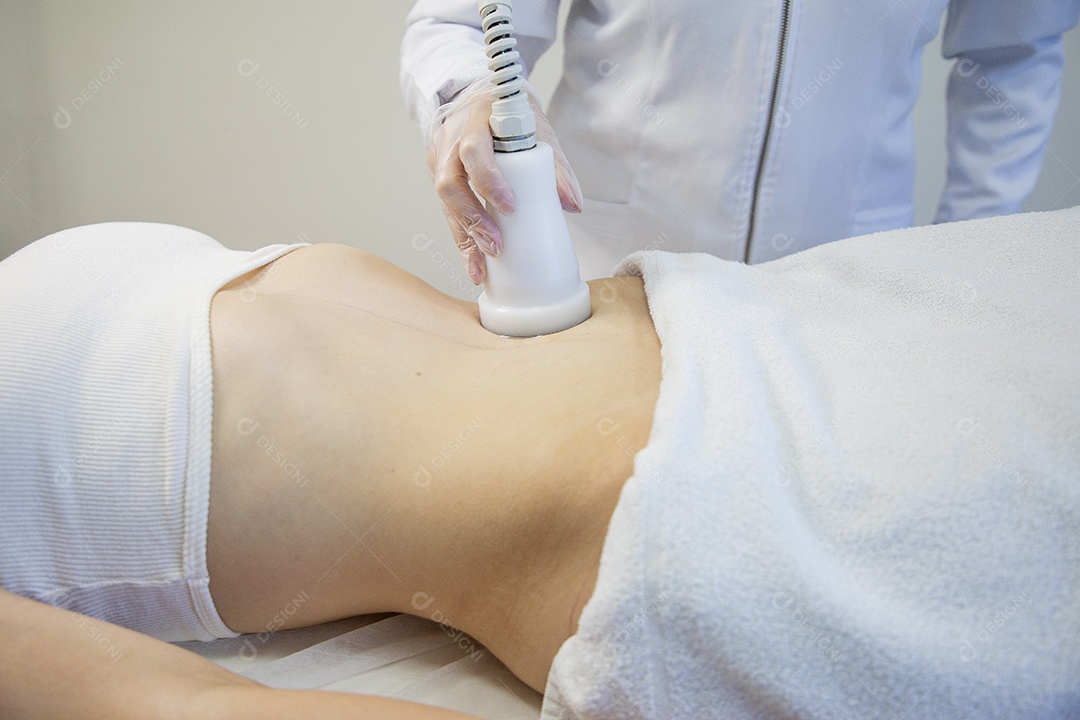 Mulher realizando procedimentos estéticos