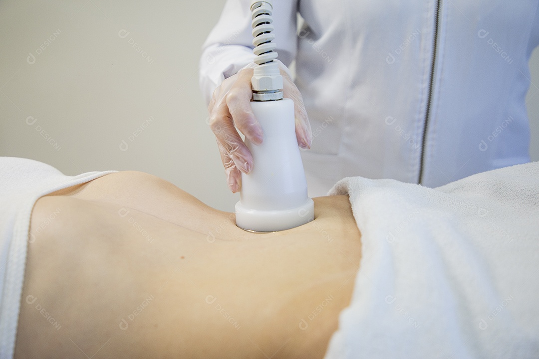 Mulher deitada na maca realizando procedimentos estéticos