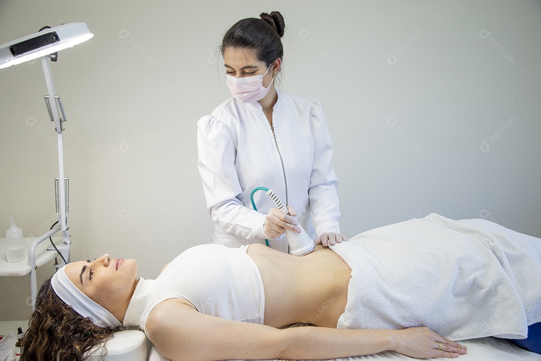 Mulher deitada na maca realizando procedimentos estéticos