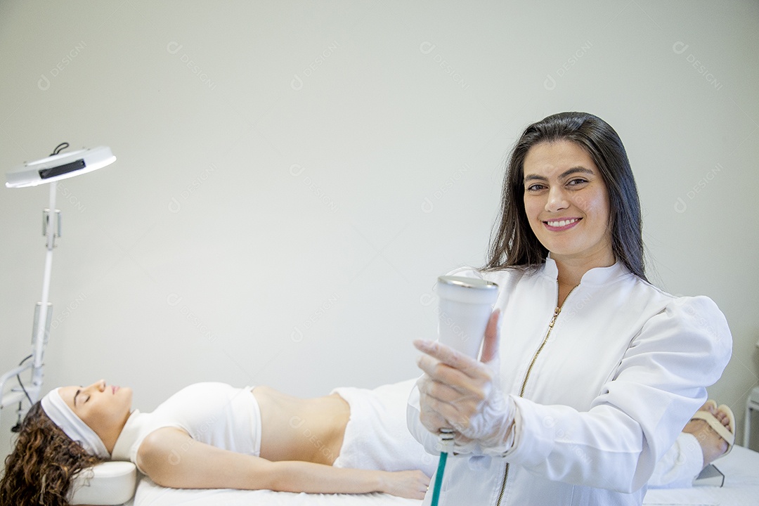 Mulher deitada na maca realizando procedimentos estéticos