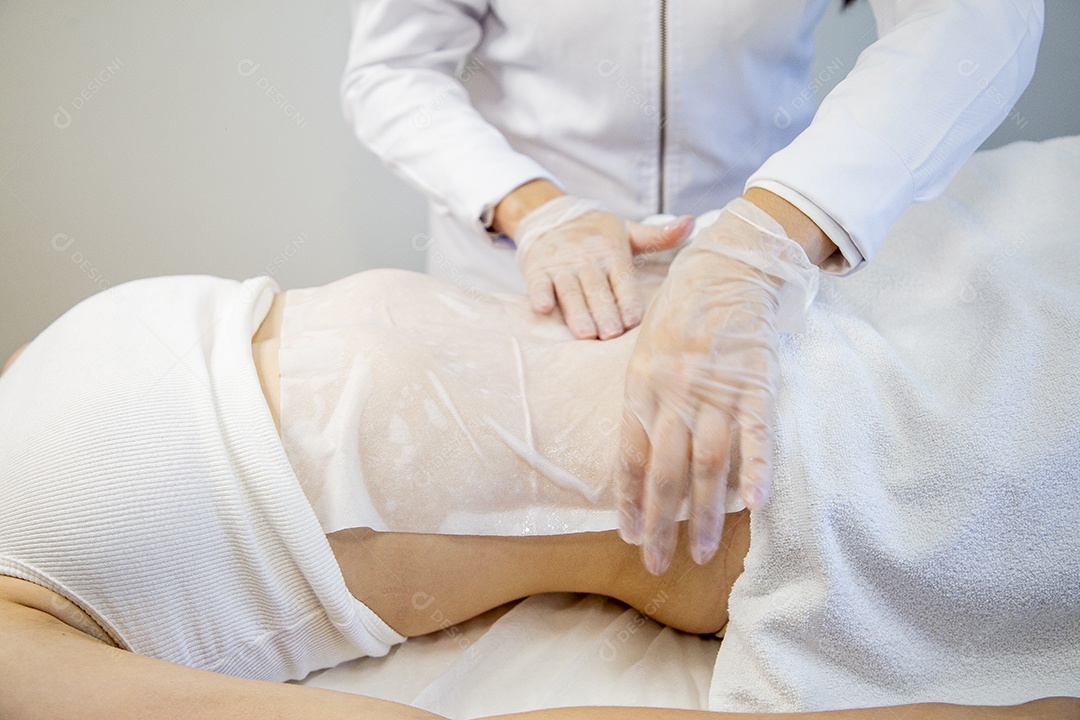 Mulher em clínica de estética realizando procedimentos de beleza