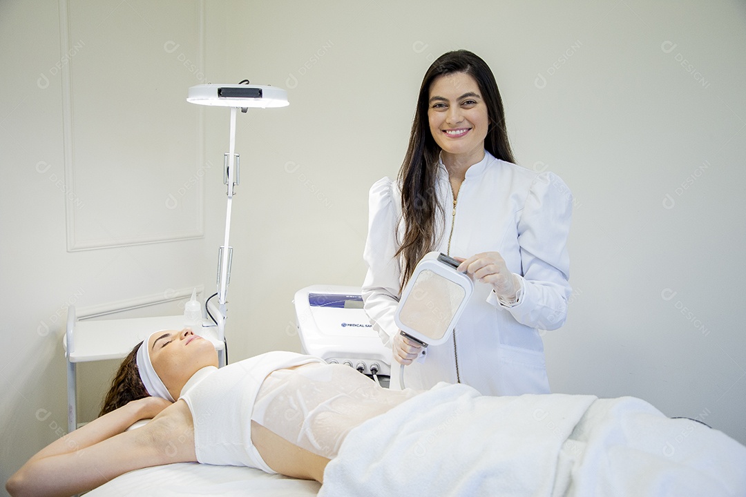 Mulher em clínica de estética realizando procedimentos de beleza