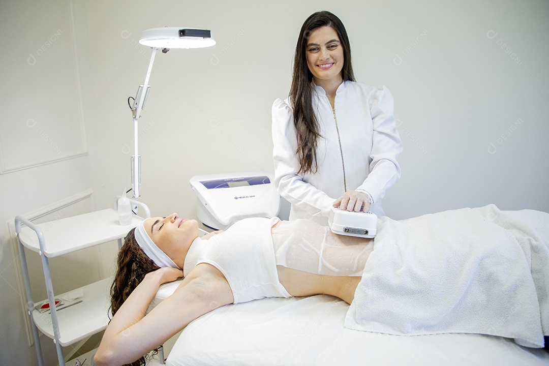 Mulher em clínica de estética realizando procedimentos de beleza