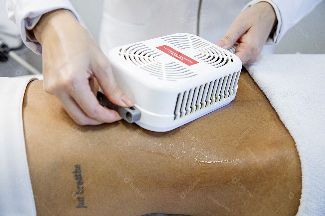 Mulher em clínica de estética realizando procedimentos de beleza