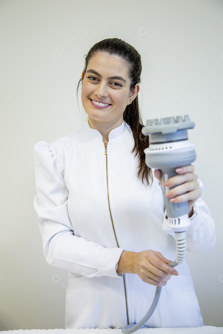 Mulher esteticista profissional na clínica