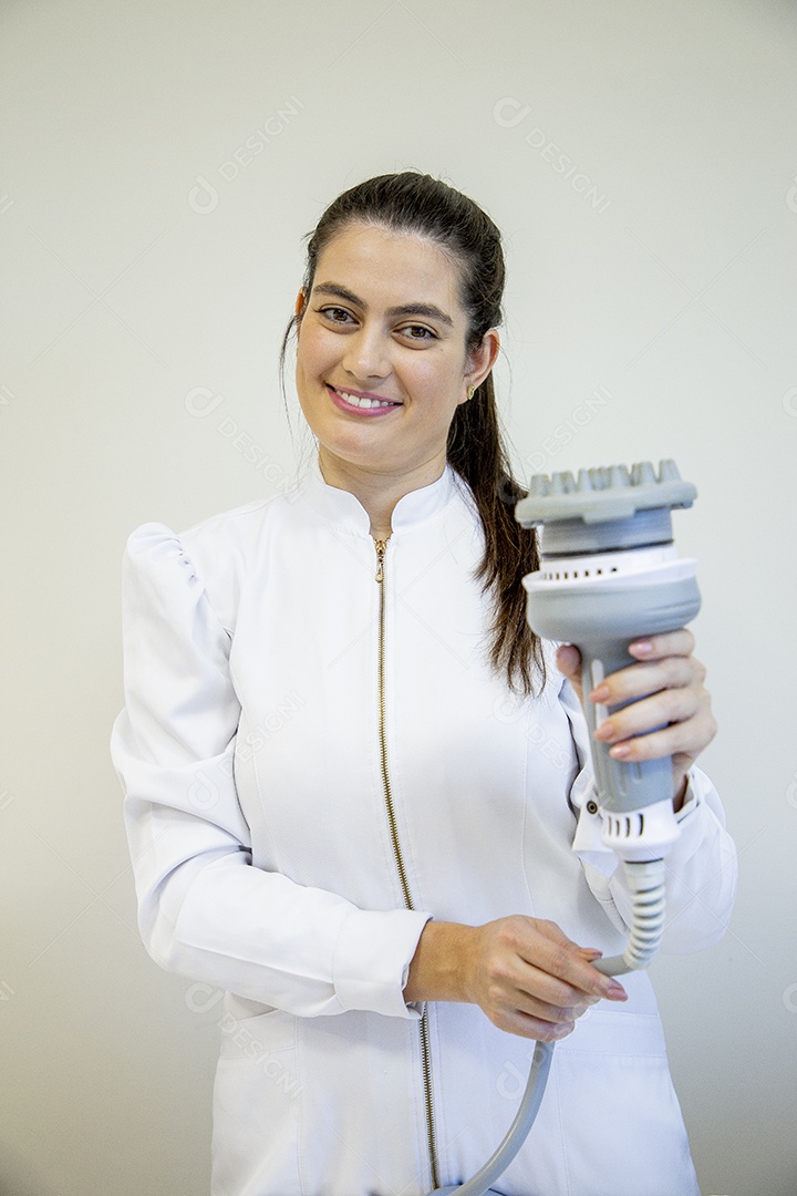 Mulher esteticista profissional na clínica