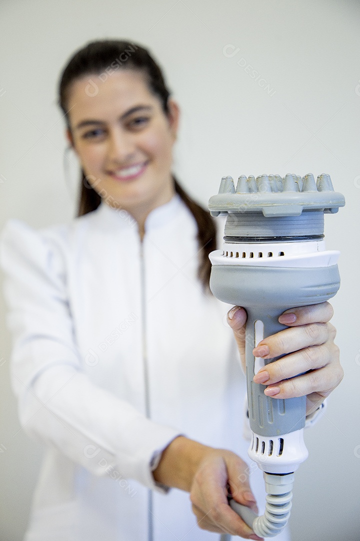 Mulher esteticista profissional na clínica