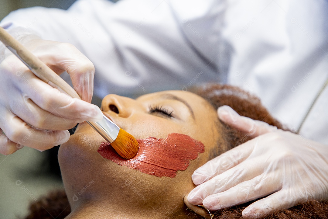 Mulher em clínica de estética realizando procedimentos de beleza