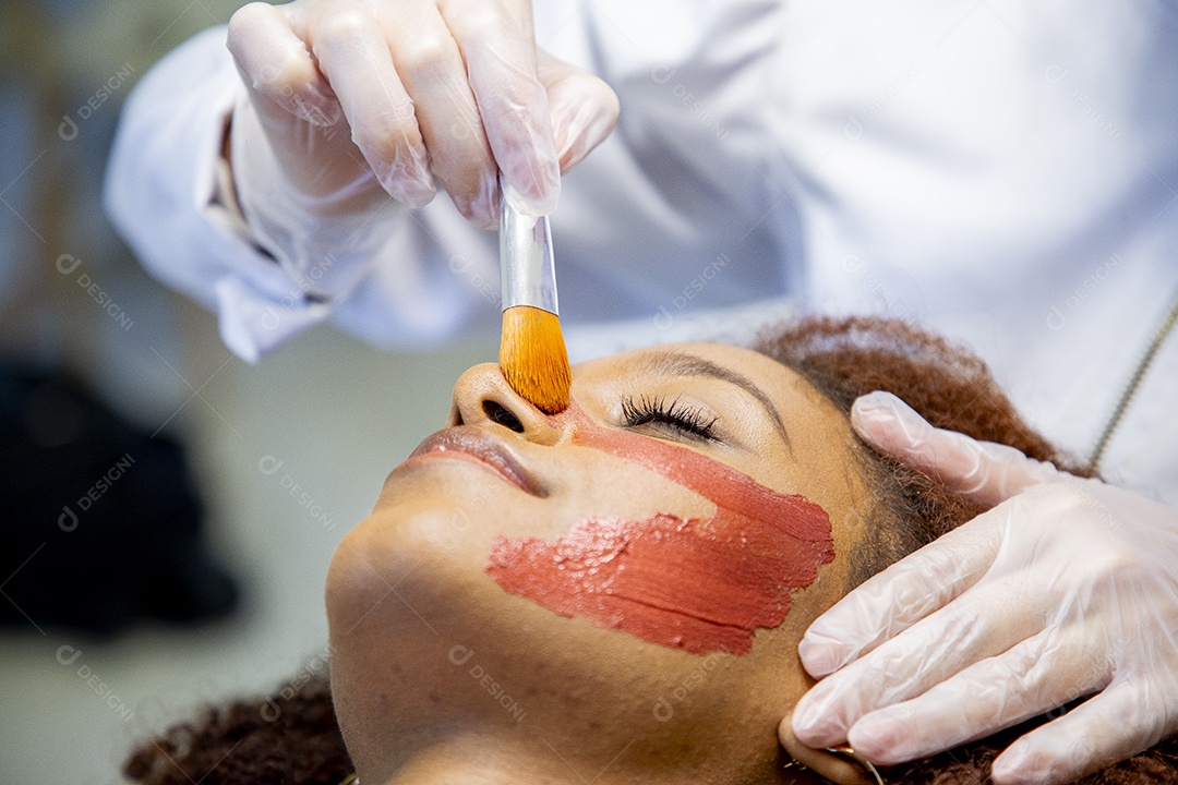 Mulher em clínica de estética realizando procedimentos de beleza