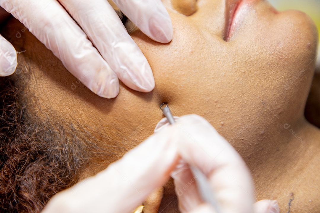 Mulher em clínica de estética realizando procedimentos de beleza