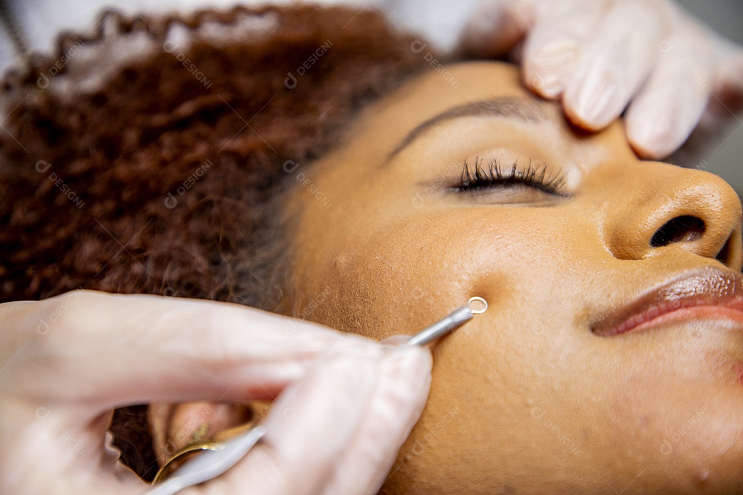 Mulher em clínica de estética realizando procedimentos de beleza