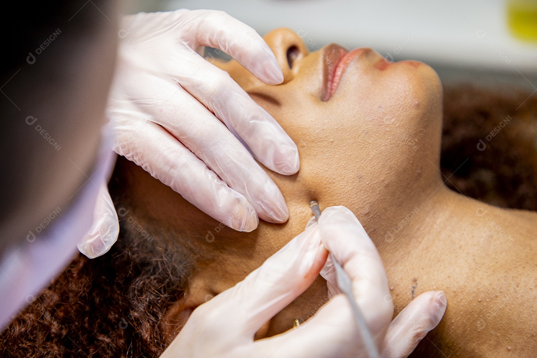 Mulher em clínica de estética realizando procedimentos de beleza