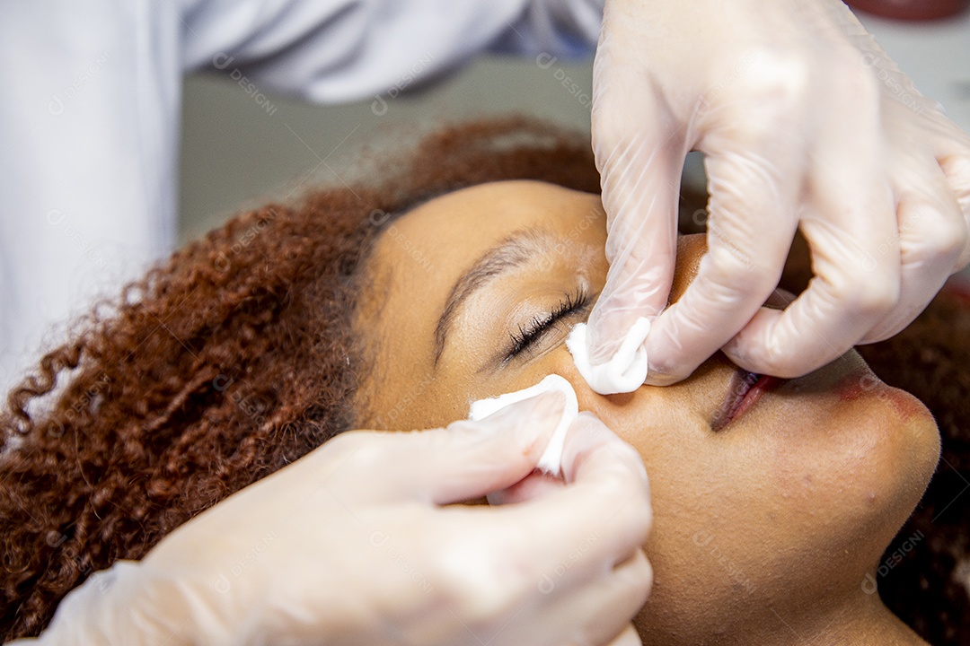 Mulher em clínica de estética realizando procedimentos de beleza