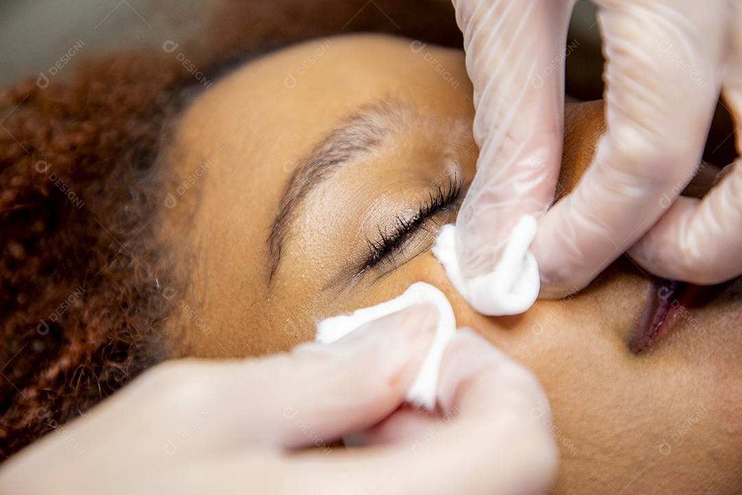 Mulher em clínica de estética realizando procedimentos de beleza