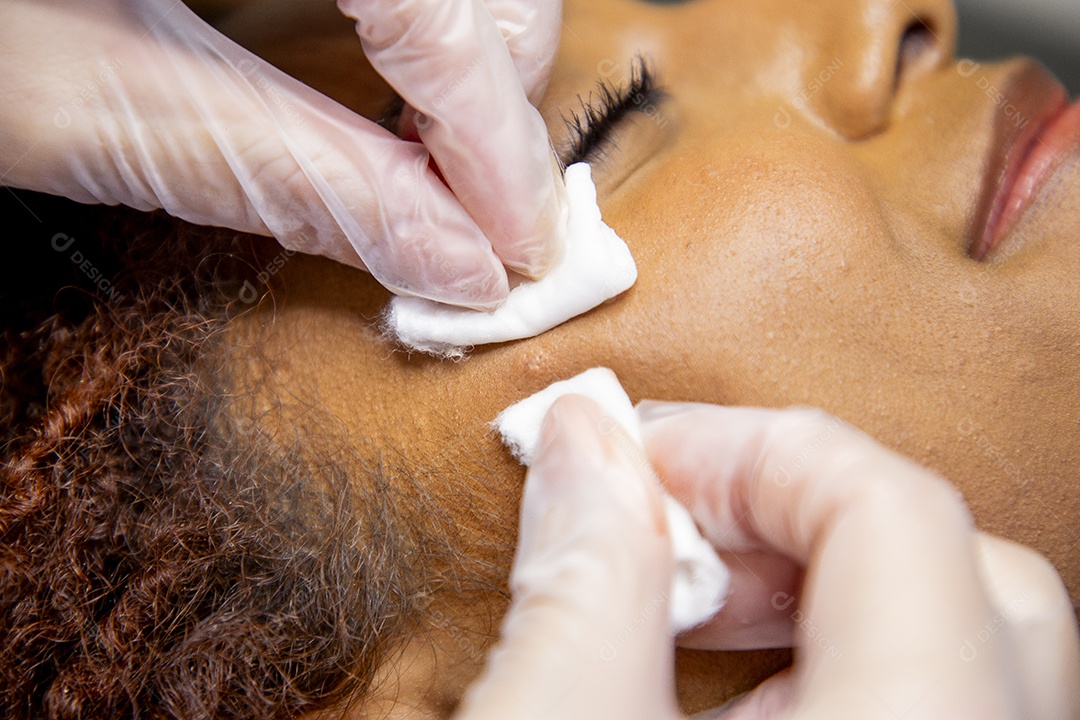 Mulher em clínica de estética realizando procedimentos de beleza