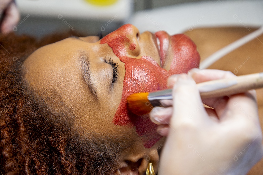 Mulher em clínica de estética realizando procedimentos de beleza