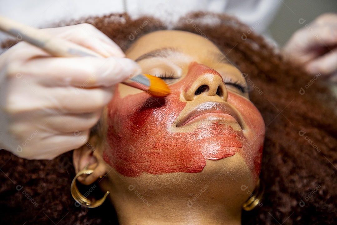 Mulher em clínica de estética realizando procedimentos de beleza