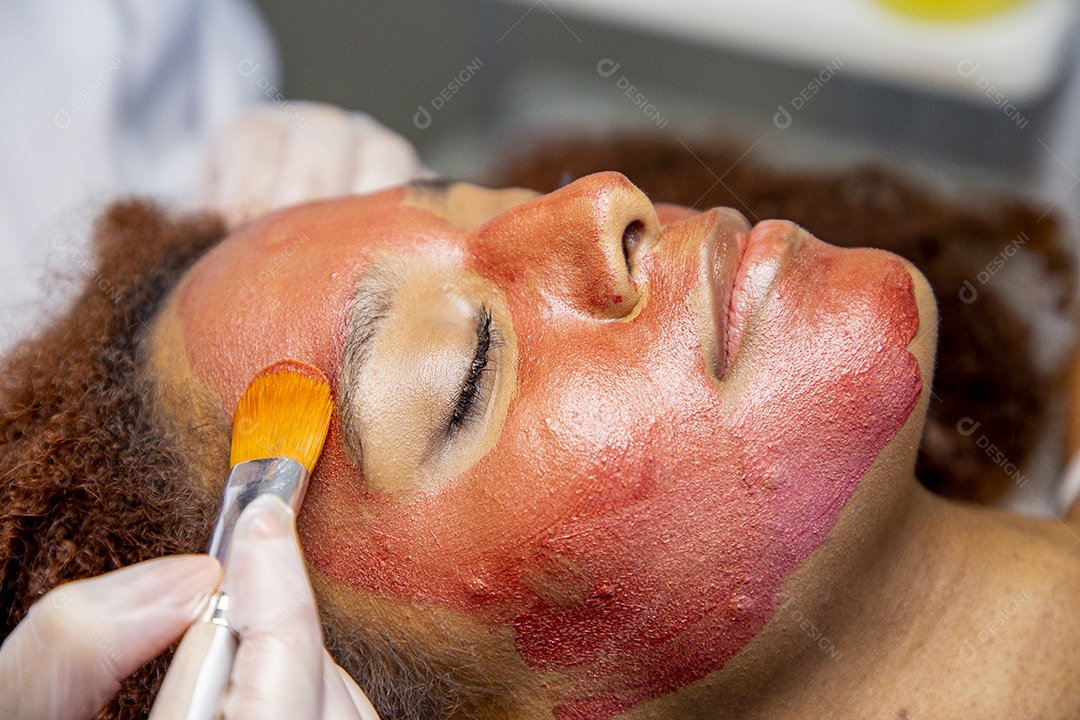 Mulher em clínica de estética realizando procedimentos de beleza