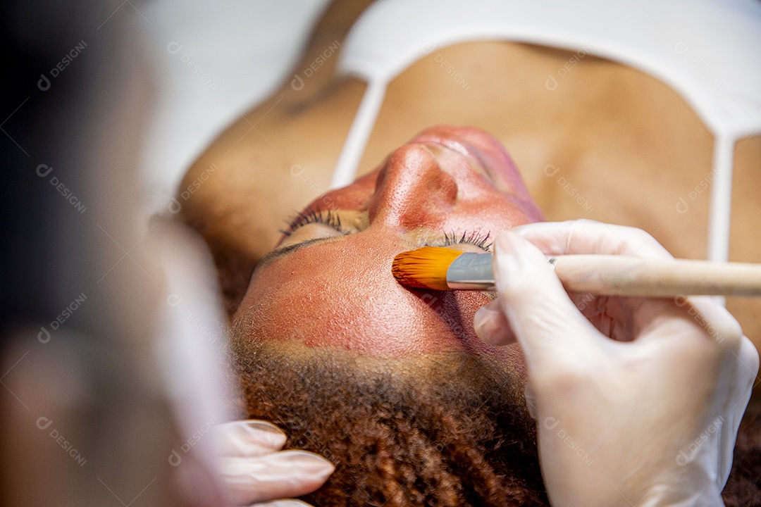 Mulher em clínica de estética realizando procedimentos de beleza