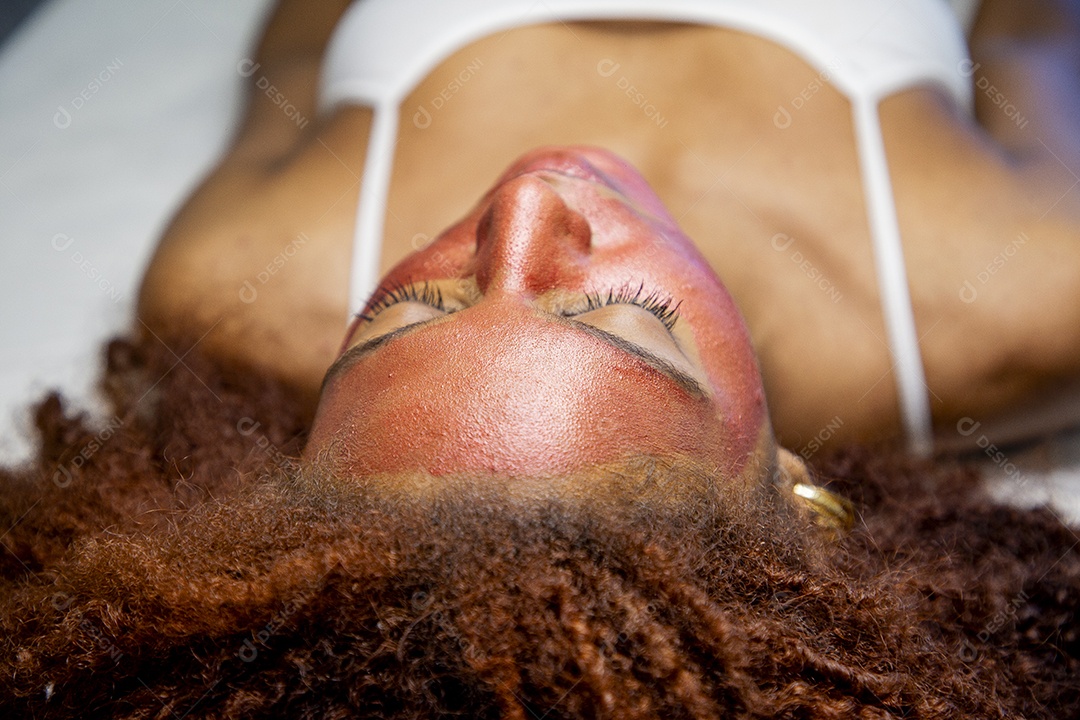 Mulher em clínica de estética realizando procedimentos de beleza