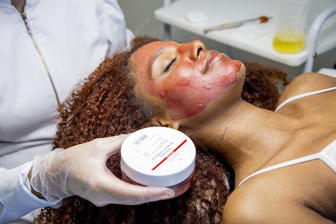 Mulher em clínica de estética realizando procedimentos de beleza