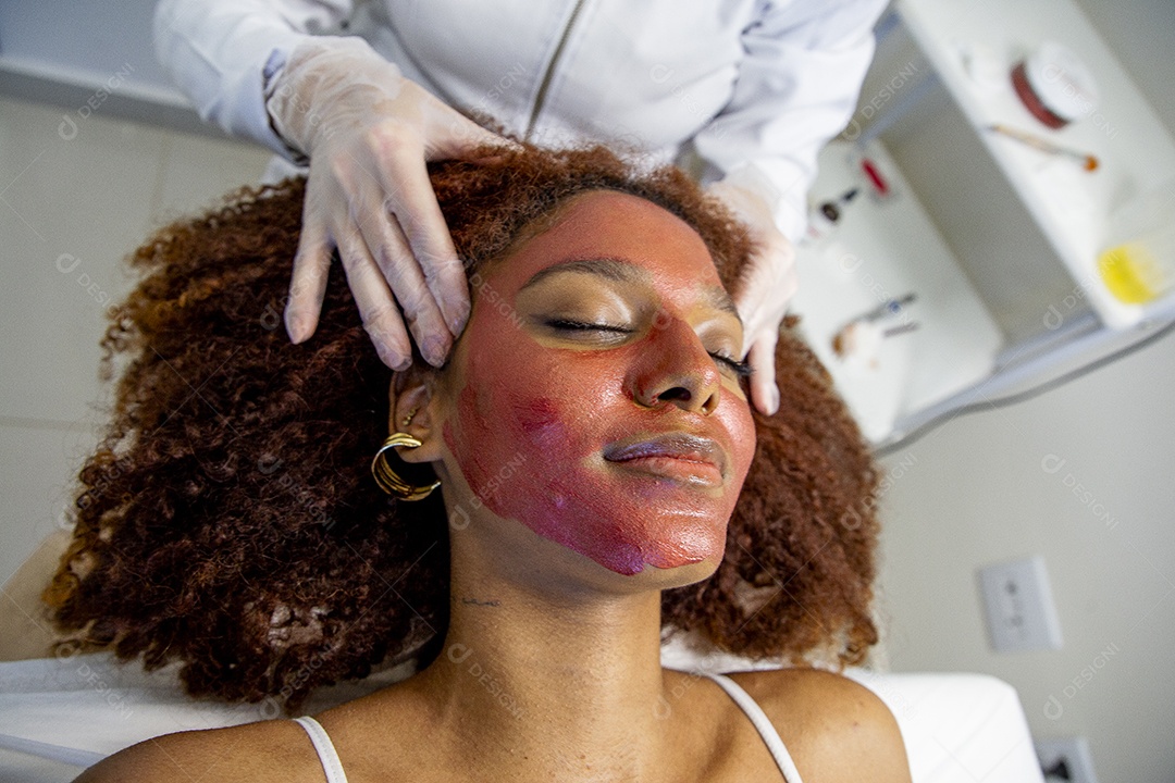Mulher em clínica de estética realizando procedimentos de beleza