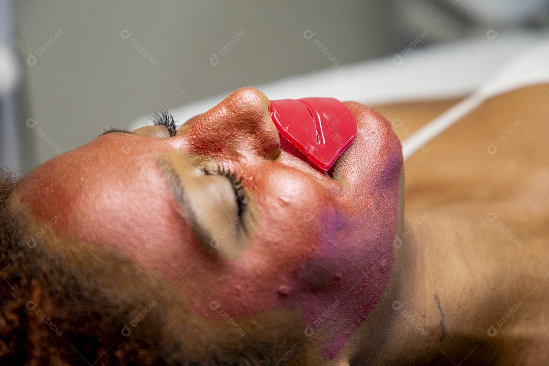 Mulher em clínica de estética realizando procedimentos de beleza